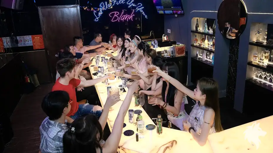 圍坐在吧台桌旁的人們