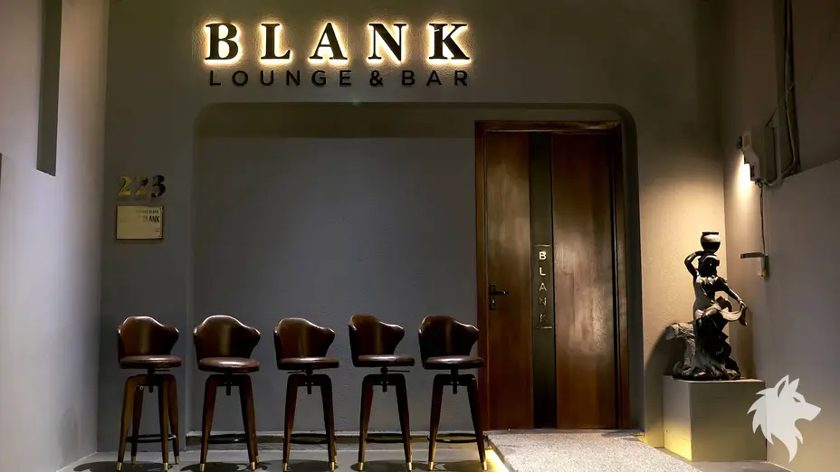 Lounge Bar 入口與等候座位
