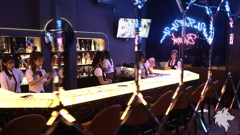 正在準備服務的酒吧工作人員