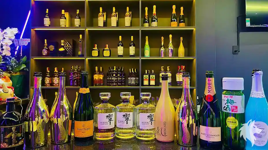 展示架上的各式烈酒