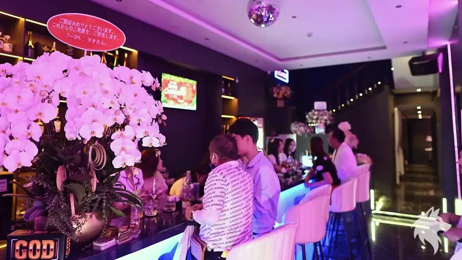紫色燈光下的酒吧內景