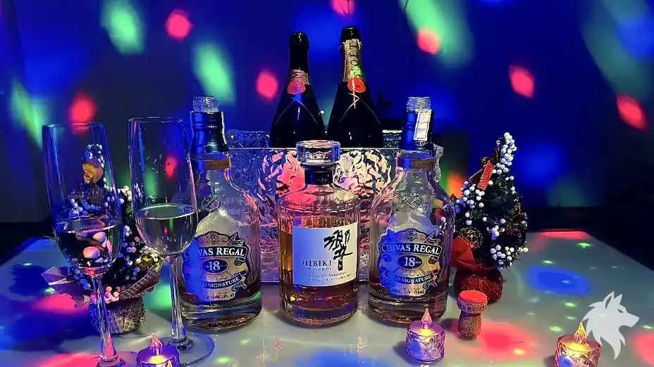 燈光下擺放的酒瓶