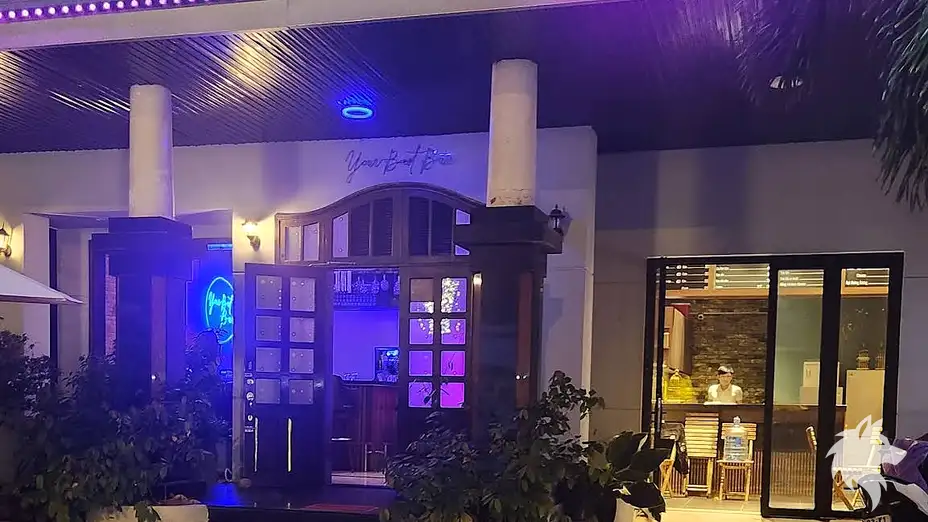 亮燈的酒吧入口