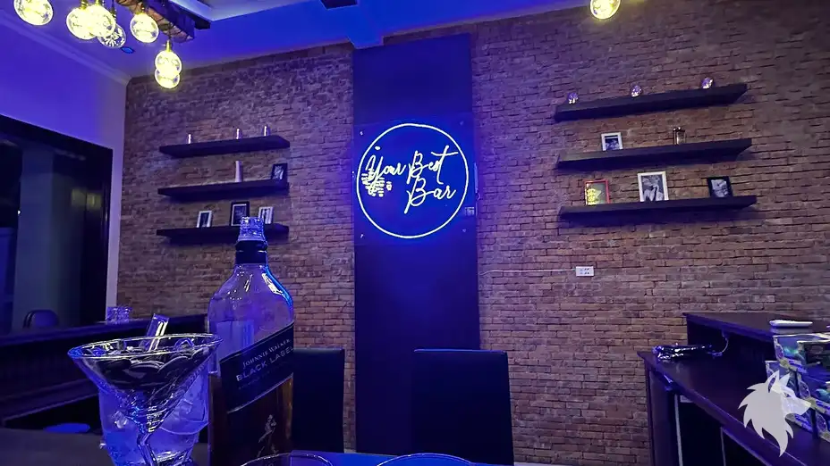 烈酒酒瓶與牆面裝飾