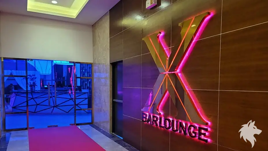 Lounge Bar 入口招牌