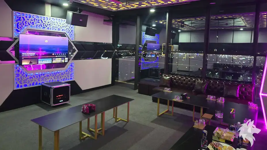 設有螢幕的 KTV 包廂內部
