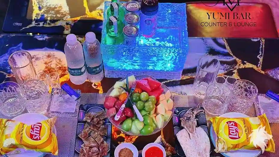 桌上擺好的下酒菜套餐
