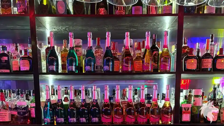 展示櫃整齊排列的各式烈酒