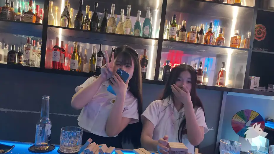 店內玩桌遊的場景