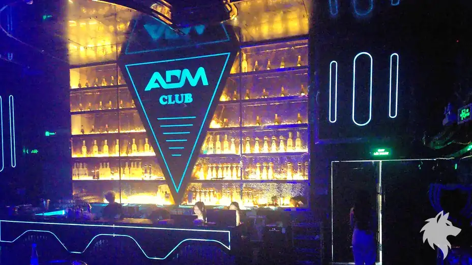 陳列的酒瓶與 Club Logo