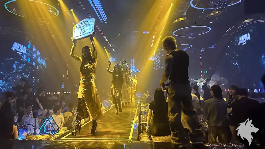 模特兒在舞台上列隊