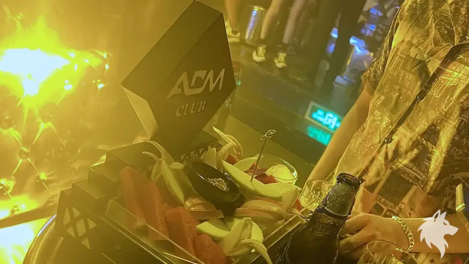 桌上擺好的水果下酒菜