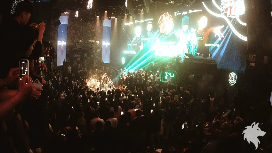 拍攝演出的 Club 觀眾