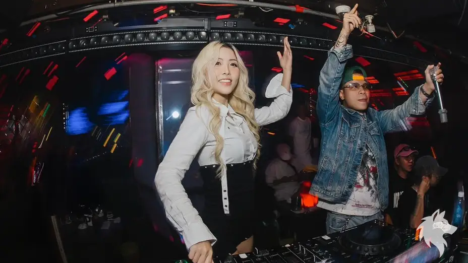 正在表演的 DJ