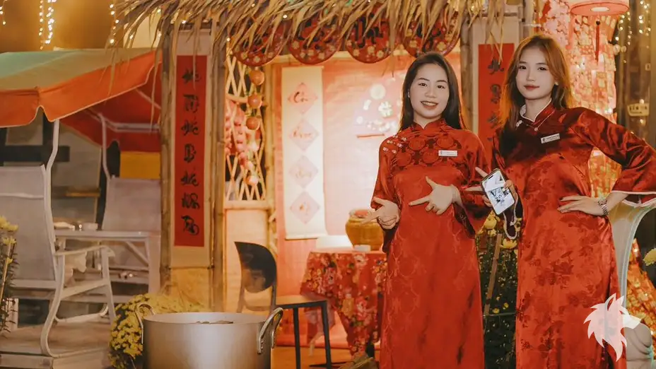 穿著紅色傳統服裝的女性