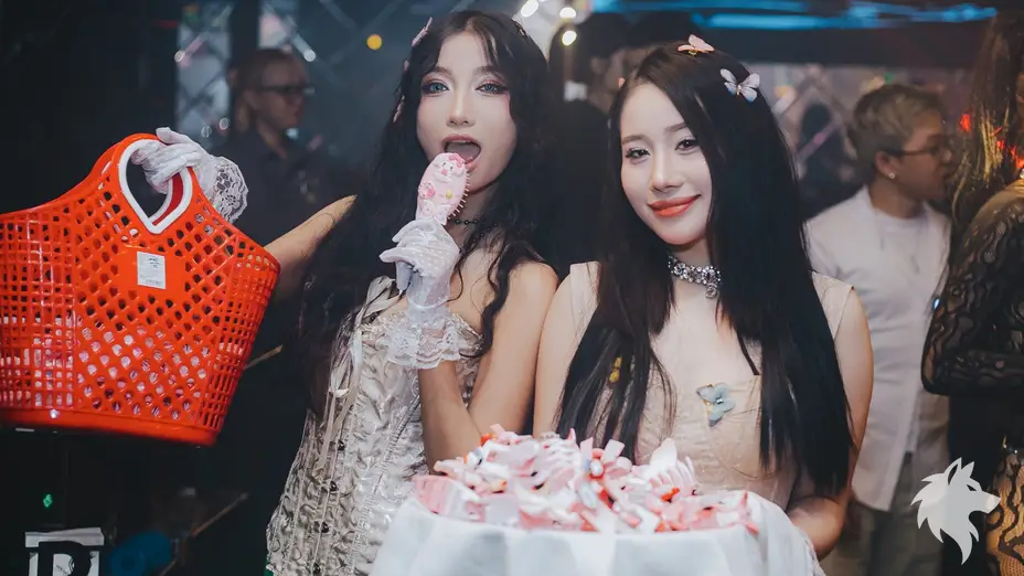 拿著小道具的女性