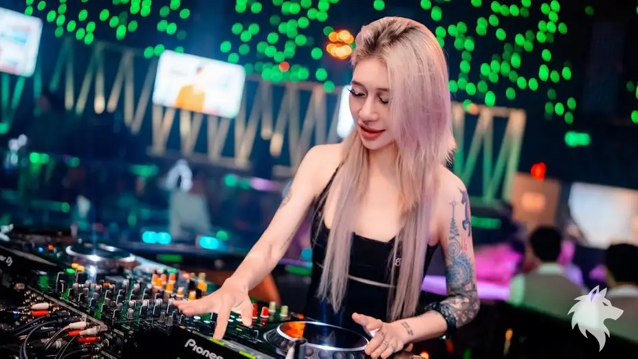 操作設備的女性 DJ