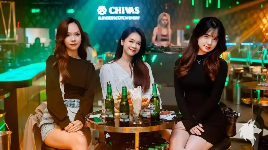 坐在桌邊的客人