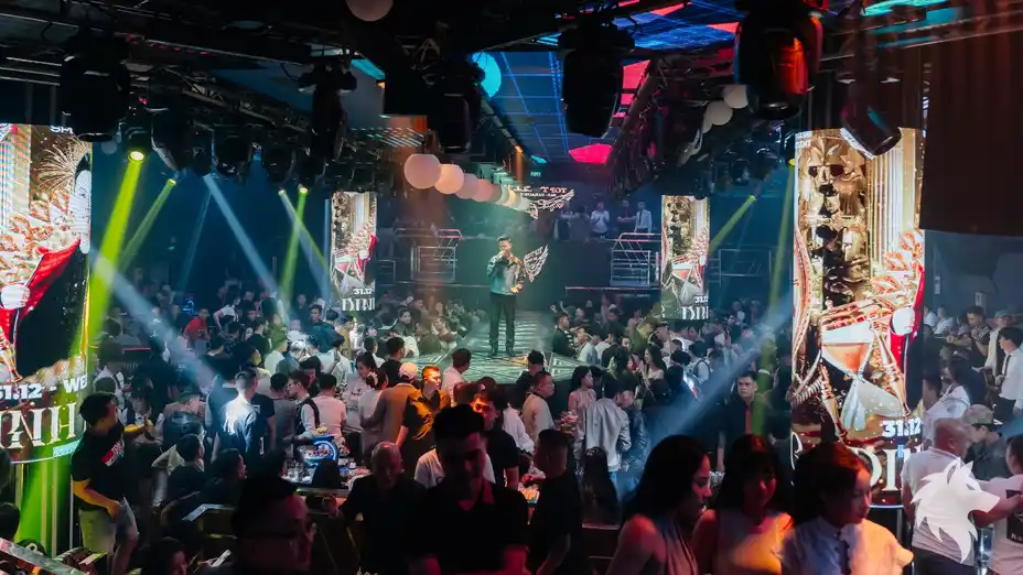 Runway 舞台上演唱的歌手