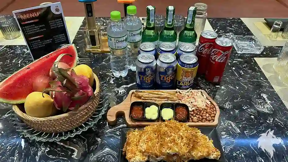 桌上擺好的酒水