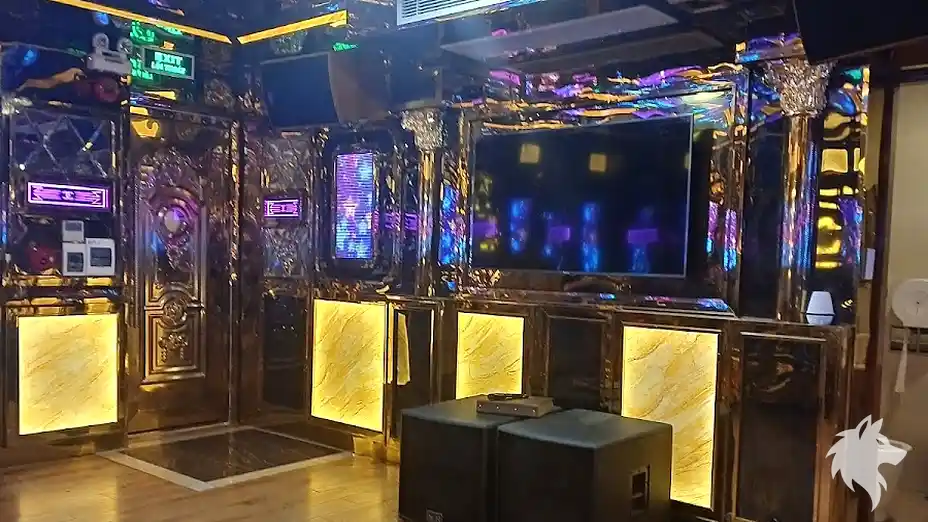 金色牆面的包廂內部