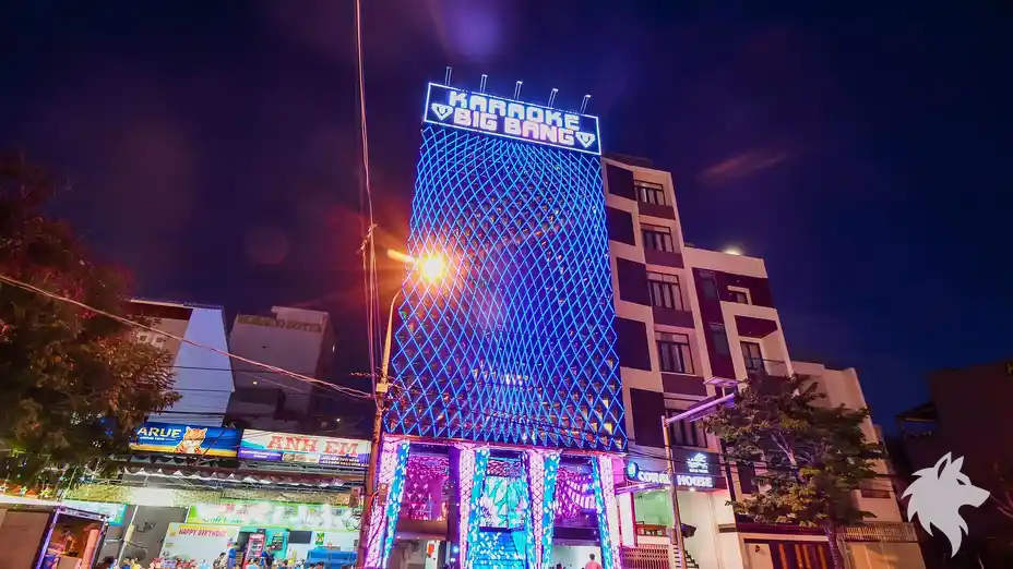 Big Bang KTV 夜間建築外觀