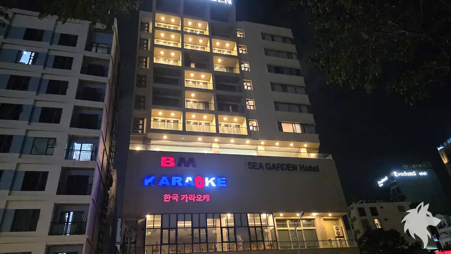 BMW KTV 夜間建築外觀