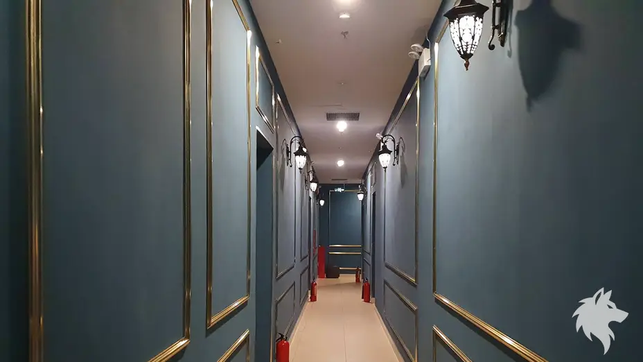 古典燈光的室內走廊