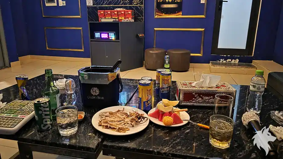 擺好水果與酒水的桌子