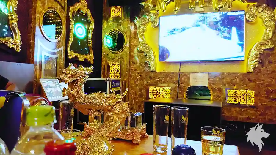 桌上的金色龍裝飾