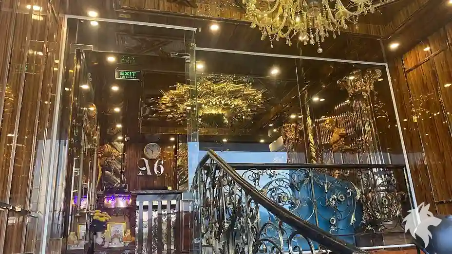 華麗水晶吊燈大廳
