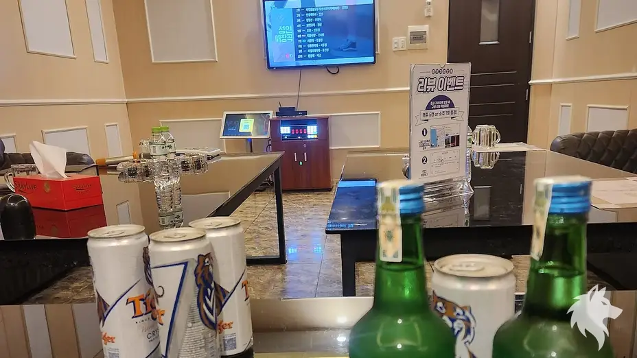 桌上的啤酒與燒酒瓶