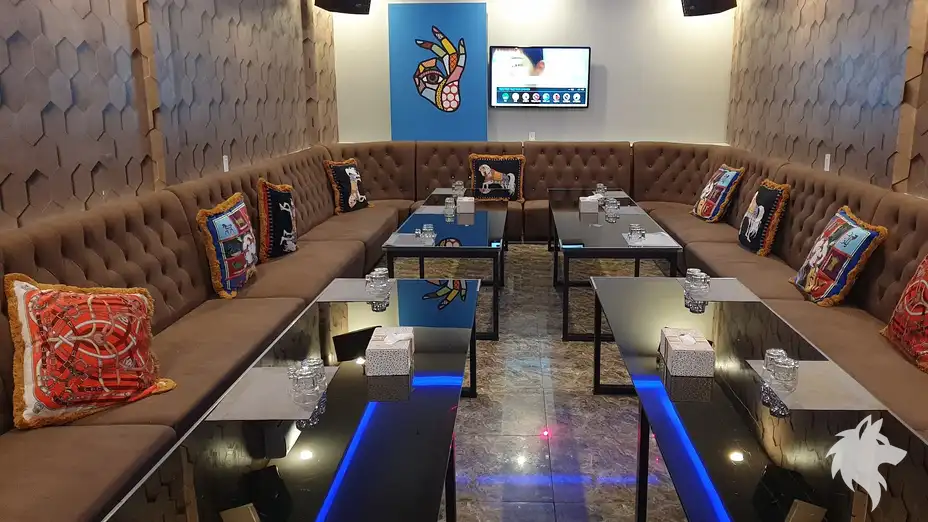 設有燈光的 KTV 包廂