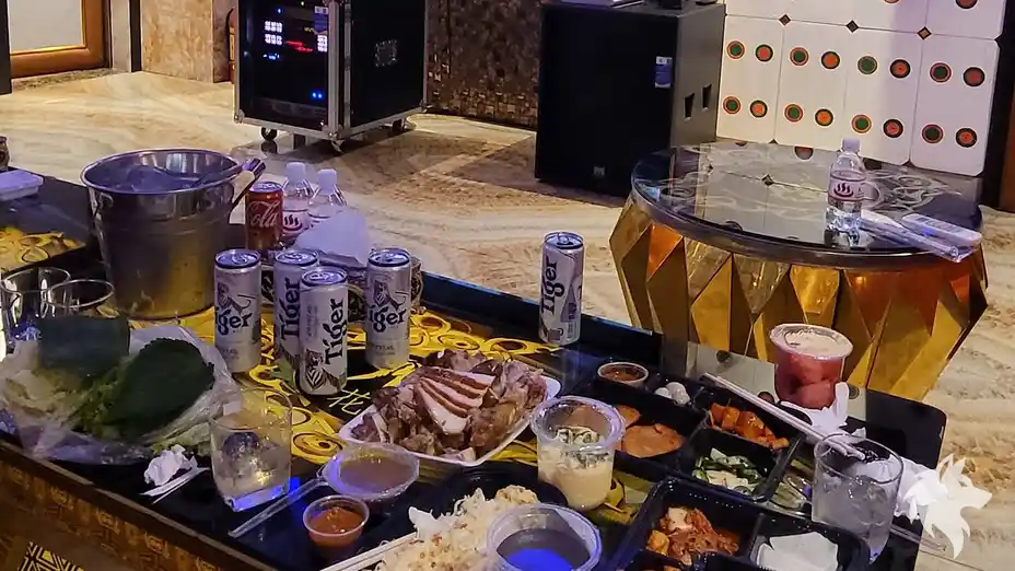 桌上的酒水與下酒菜