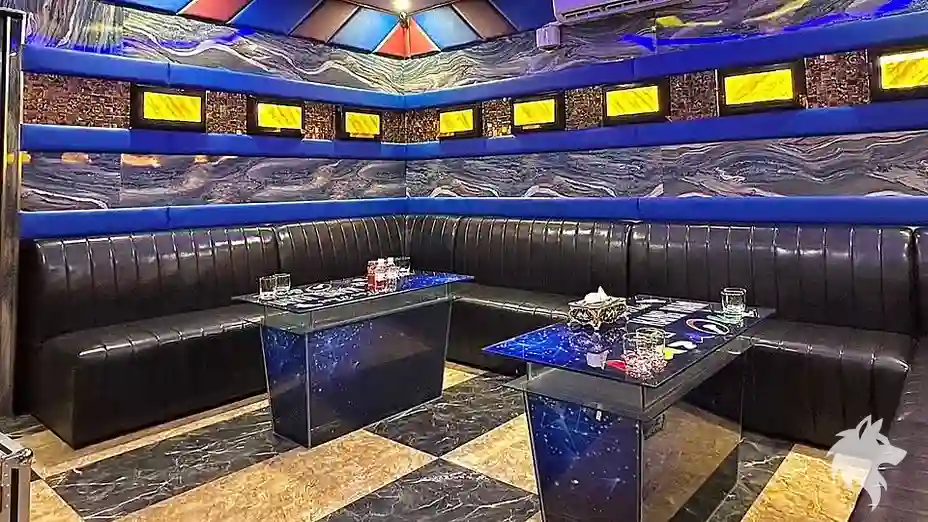 帶有藍色燈光的 KTV 內部
