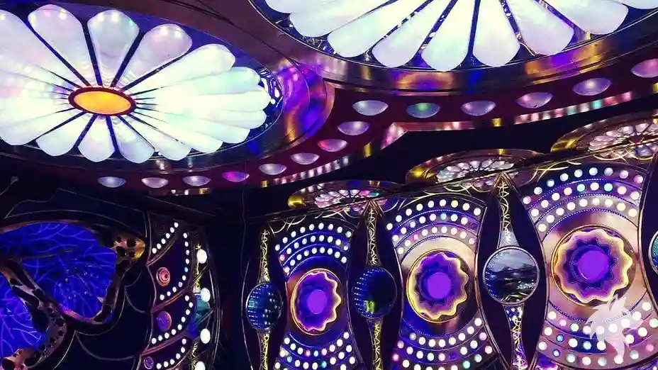 鏡面與花形燈飾