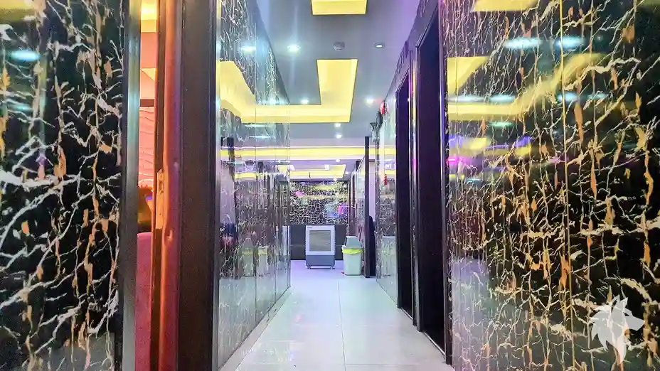 大理石牆面的走廊