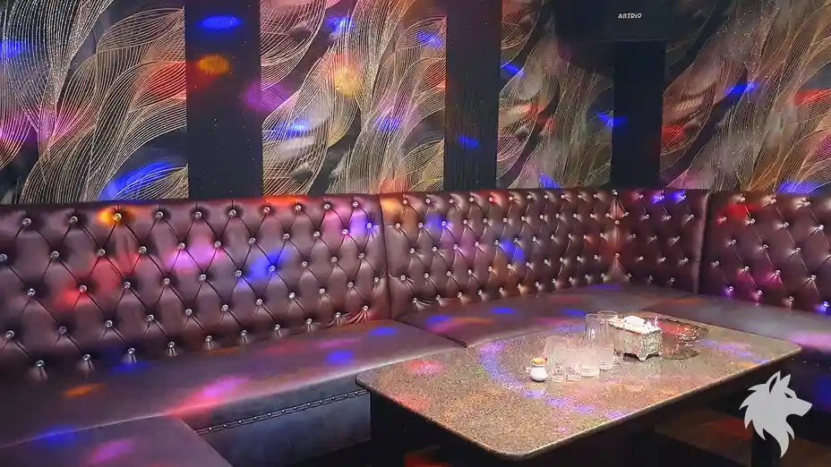 華麗花紋壁紙與皮革沙發