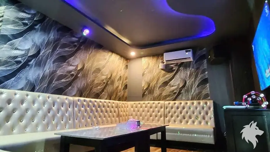明亮沙發的 KTV 室內