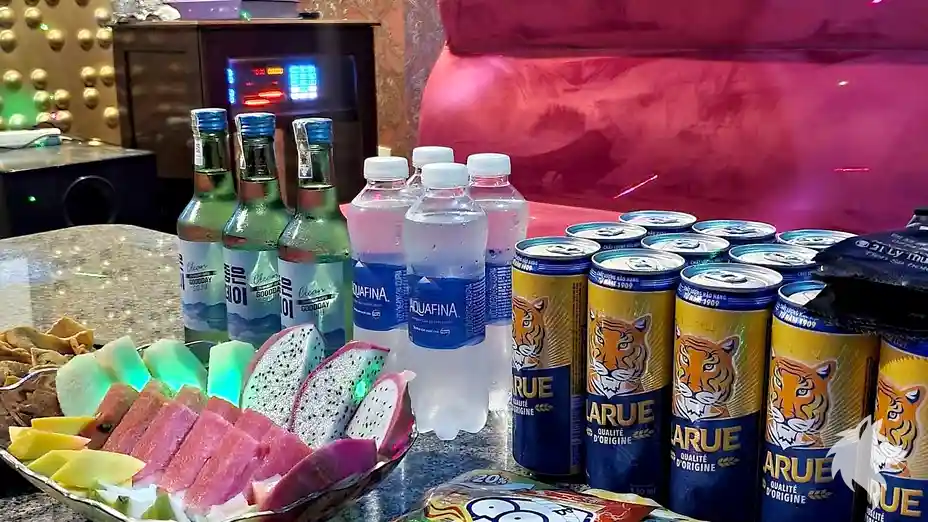 桌上的水果下酒菜與飲料