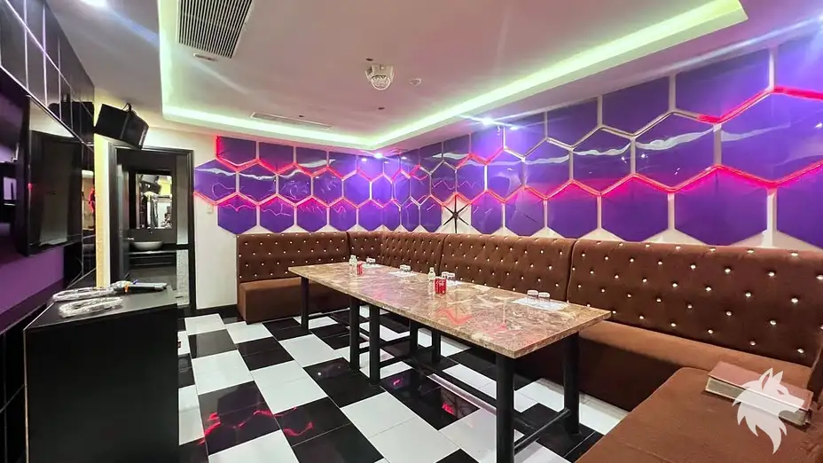 六角形牆面的 KTV 內部
