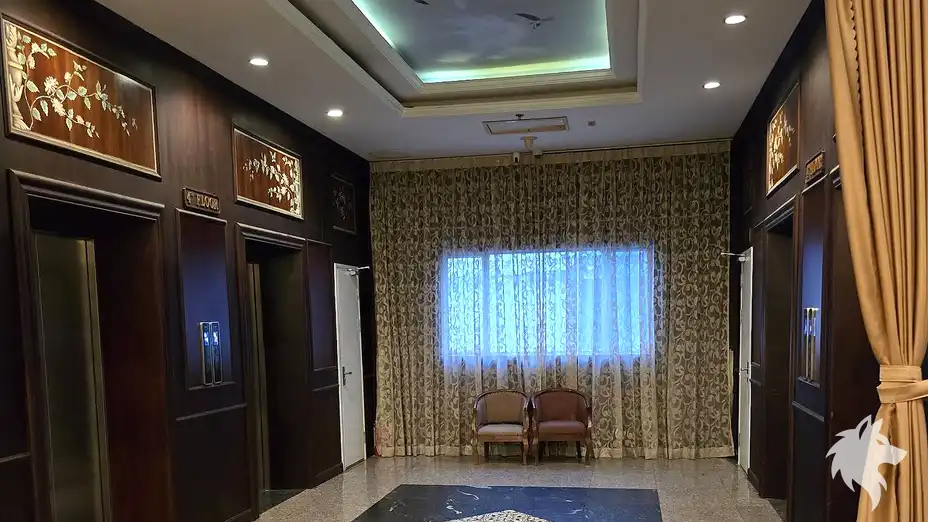 木質牆面的電梯大廳