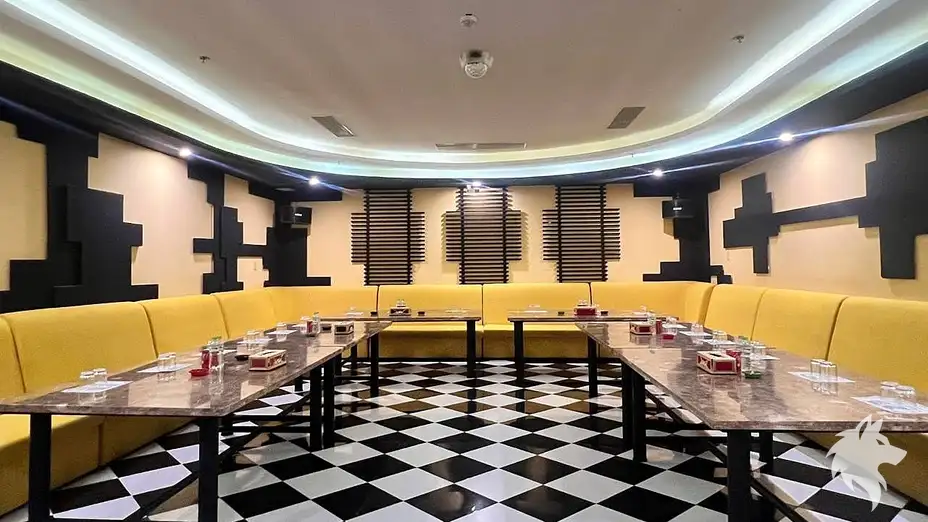 黃色沙發的大型團體室