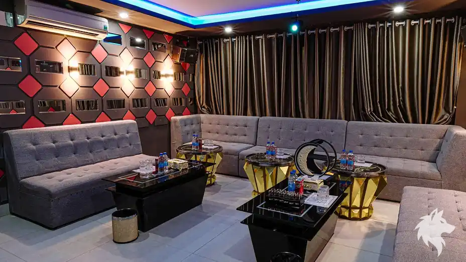 沙發與桌子的 KTV 大包廂