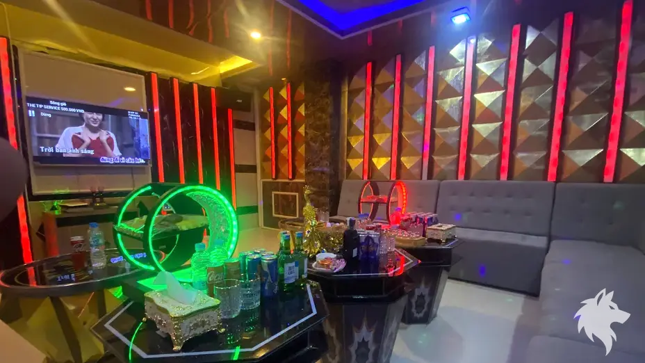 燈光亮起的 KTV 室內