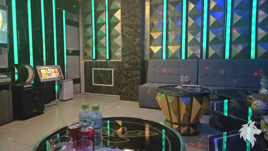 牆面燈光閃耀的 KTV 包廂