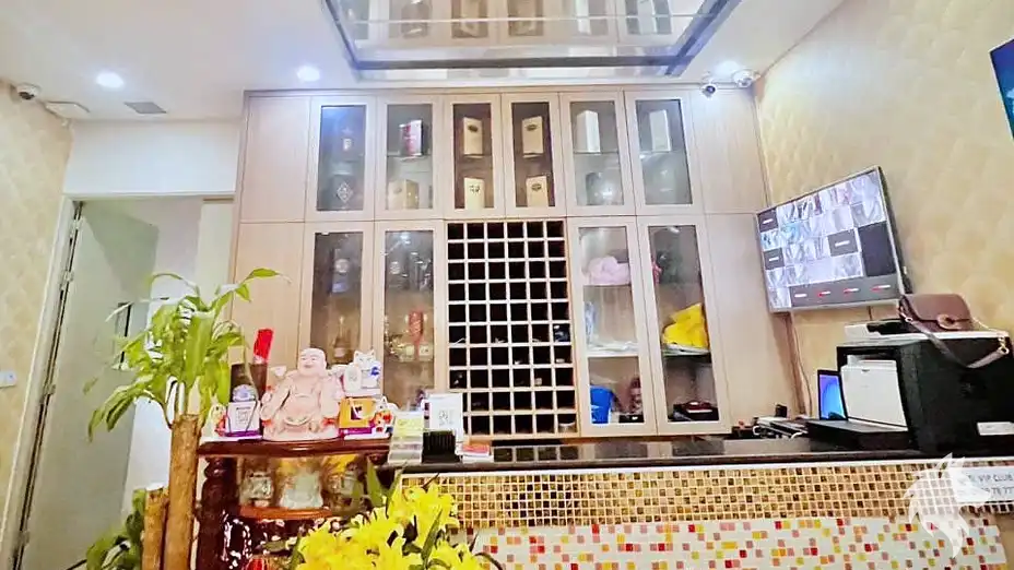 Lobby 接待櫃檯與酒水展示櫃