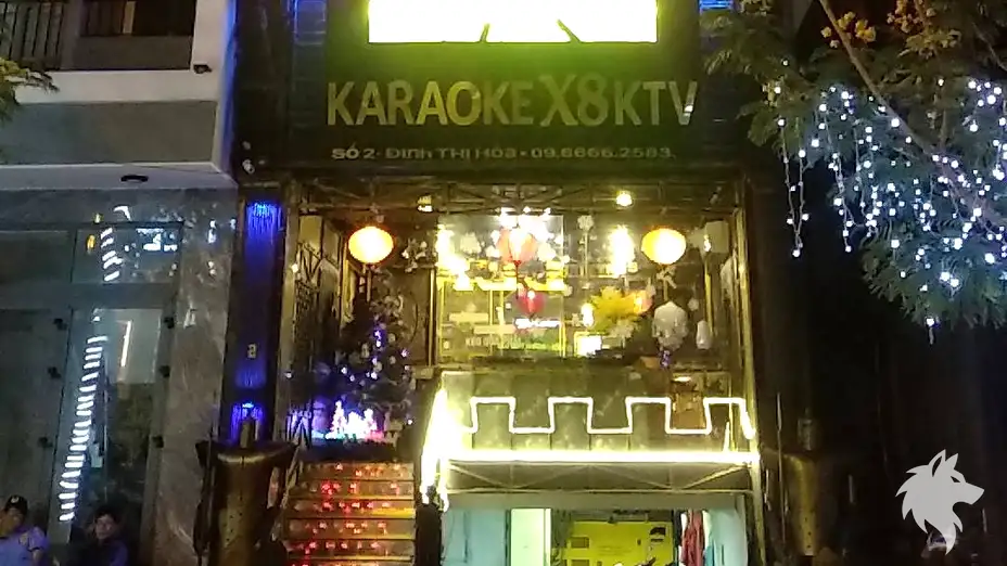 亮燈的夜間入口