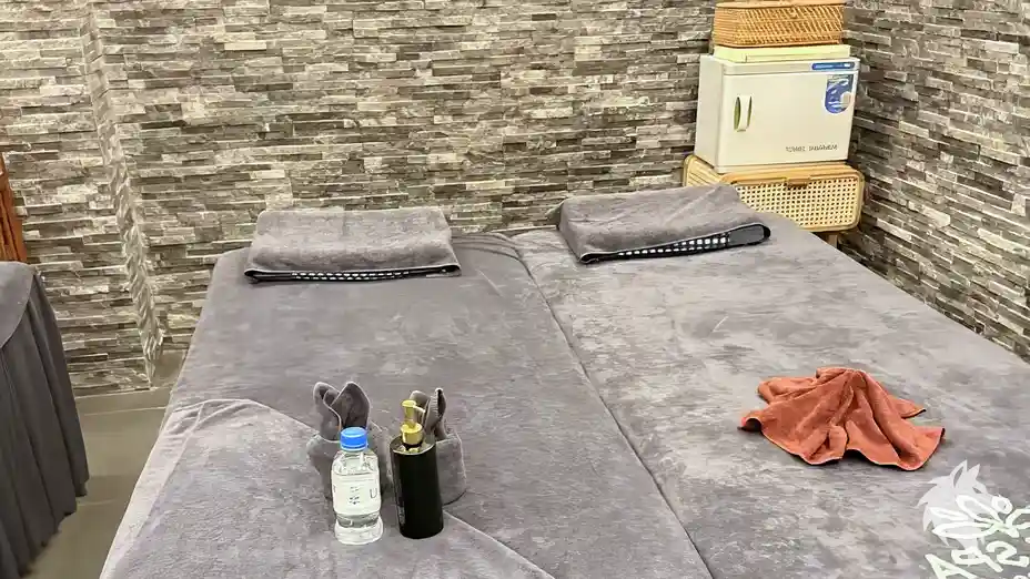 整潔的灰色按摩床