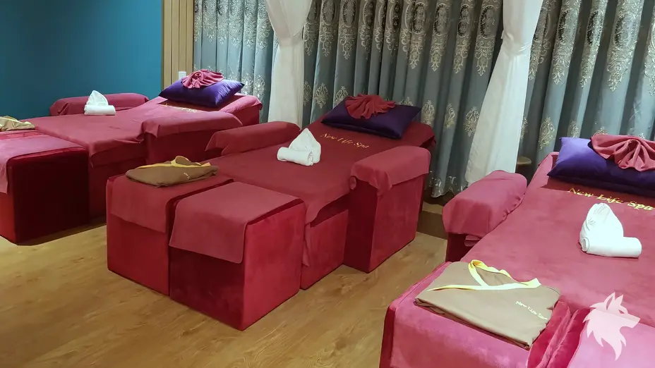 三張紅色按摩床